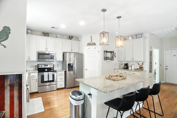 Een koelkast, een microgolfoven, een oven, een vaatwasser