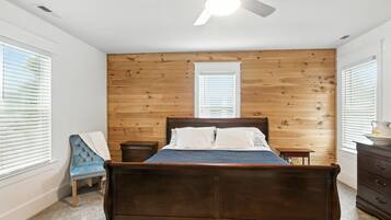 4 bedrooms, iron/ironing board, WiFi, bed sheets