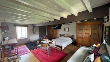 5 bedrooms, iron/ironing board, WiFi, bed sheets