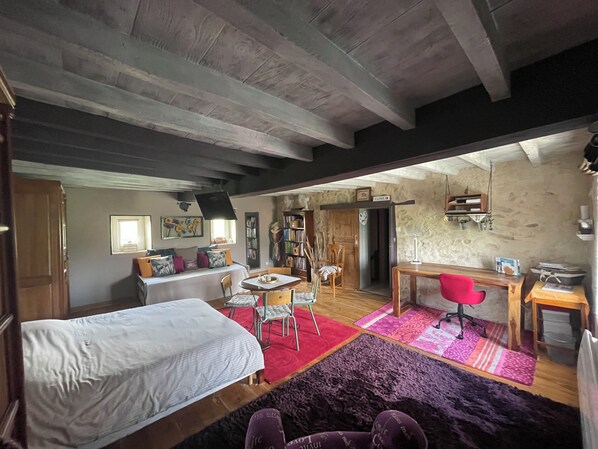 5 bedrooms, iron/ironing board, WiFi, bed sheets