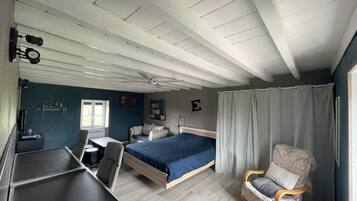 5 bedrooms, iron/ironing board, WiFi, bed sheets