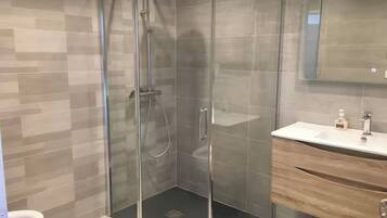 Shower, hair dryer, toilet paper