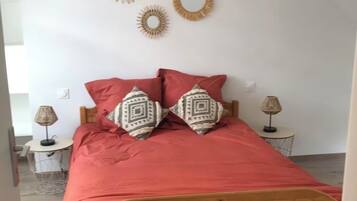 2 bedrooms, travel crib