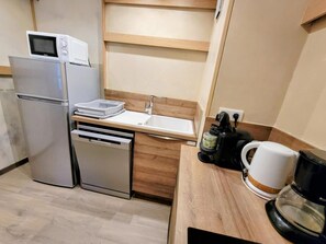 Kühlschrank, Mikrowelle, Ofen, Geschirrspüler