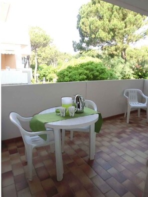 Outdoor dining - Holiday apartment mit Balkon (Bibione)
