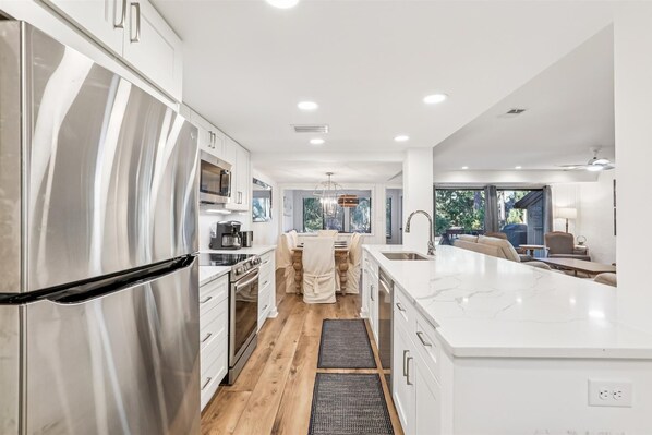 Kühlschrank, Mikrowelle, Ofen, Geschirrspüler