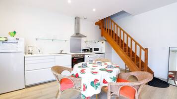 Een koelkast, een magnetron, een oven, een kookplaat