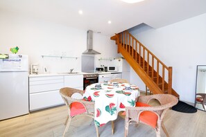 Jääkaappi, mikroaaltouuni, uuni, liesi