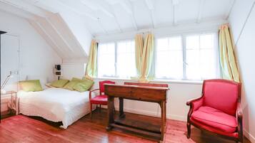 1 slaapkamer, een strijkplank/strijkijzer, beddengoed