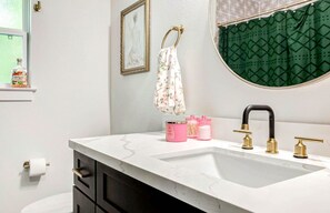 Haartrockner, Handtücher, Seife, Shampoo