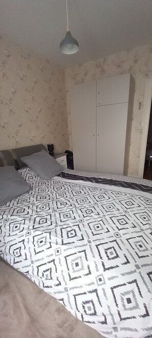 2 dormitorios, tabla de planchar con plancha, cuna de viaje