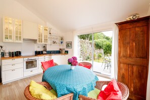 Fridge, microwave, oven, stovetop - Les Gites du chaos d'Huelgoat - Quiet Breton House in City Center (Huelgoat)