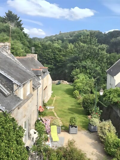 Les Gites du chaos d'Huelgoat - Quiet Breton House in City Center