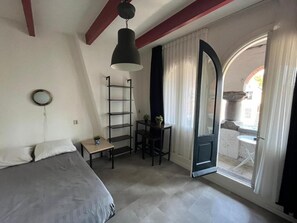 Comfort Double Room, Balcony, City View | Iron/ironing board, free WiFi - Hotel Galerij Amsterdam (Amsterdam)