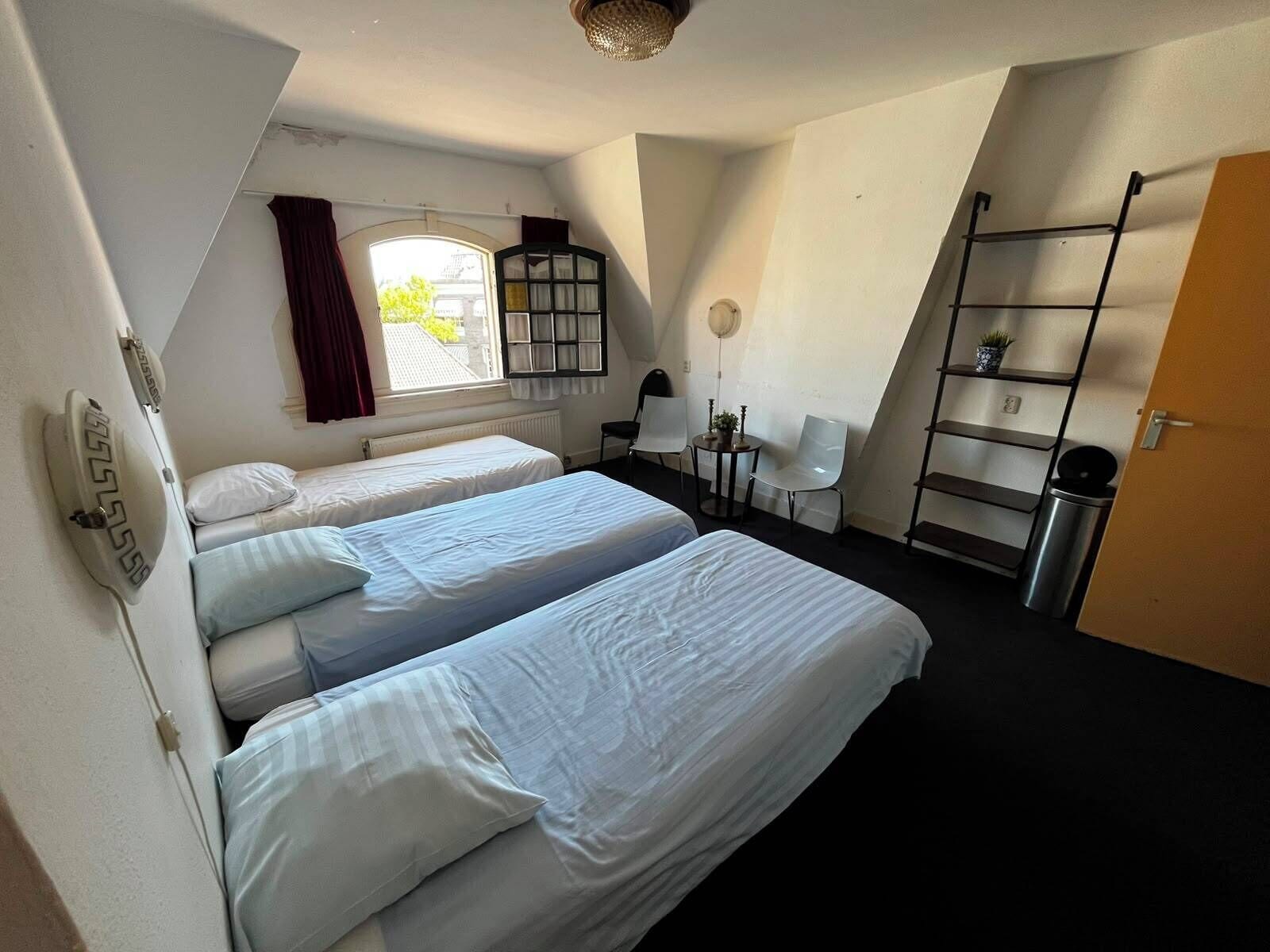 Standaard driepersoonskamer, uitzicht op de stad | Een strijkplank/strijkijzer, gratis wifi, beddengoed