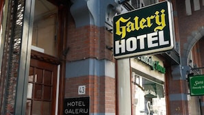 A hotel sign for 'Galerij Hotel' with a visible address number 43.