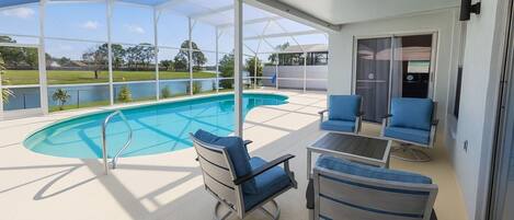 Una piscina techada, una piscina al aire libre