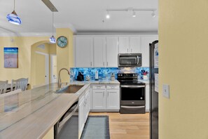 Réfrigérateur, four à micro-ondes, un four, surface de cuisson