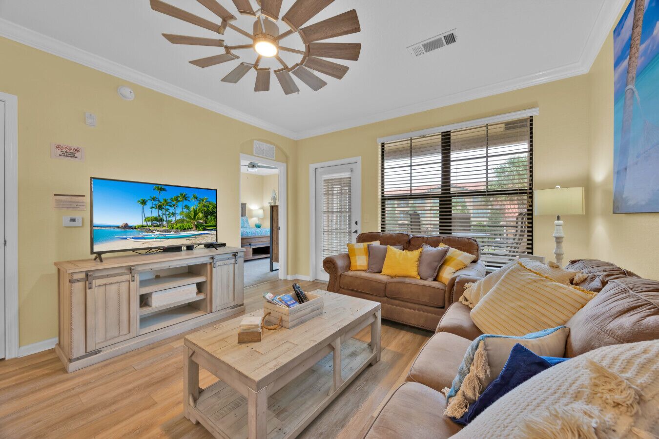 Smart-TV, Tischfußball, Bücher