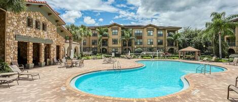 Utendørsbasseng og et oppvarmet basseng