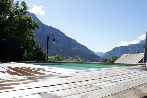 Ferienhaus 'L'Eyssart' mit Pool und Bergblick