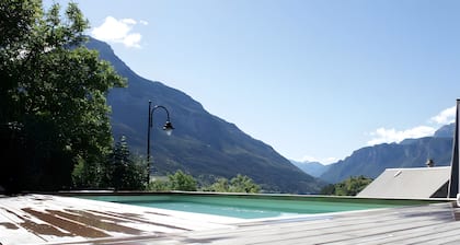 Ferienhaus 'L'Eyssart' mit Pool und Bergblick