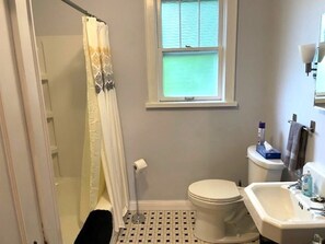 Hair dryer, towels, soap, toilet paper - Charming 2-bedroom house in fabulous downtown Hermann (Hermann)