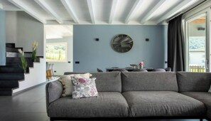 Smart TV - A Sunny Lake Como Retreat in Colico (Colico)