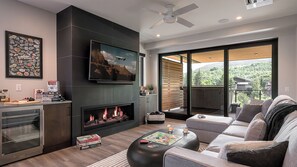 Smart TV, fireplace