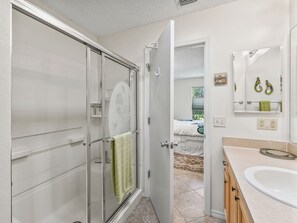 Douche, sèche-cheveux, serviettes fournies