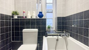 Asciugacapelli, asciugamani, sapone, shampoo