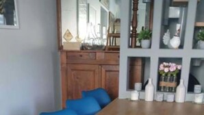 Una mesa de madera con una bandeja de pasteles, café y jugo.