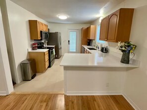 Mikrobølgeovn, ovn, kokeplater og oppvaskmaskin