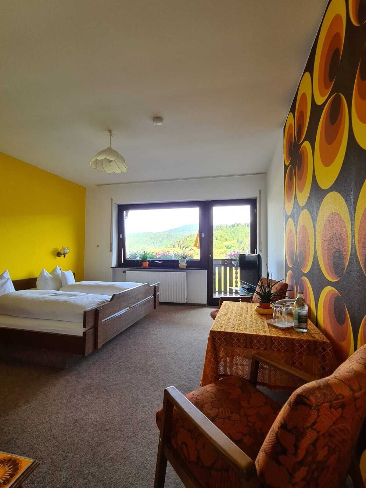 Basic-Dreibettzimmer, Bergblick | Zimmersafe, Verdunkelungsvorhänge, kostenloses WLAN