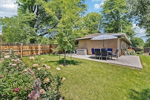 Outdoor dining - Cozy Pet & Family-friendly fully fenced beautiful  backyard (Arvada)