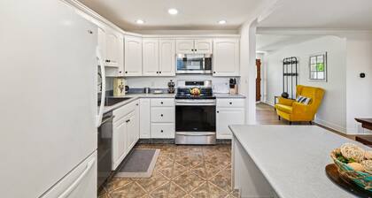 Cozy Pet & Family-friendly fully fenced beautiful backyard