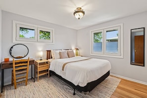3 bedrooms, in-room safe, iron/ironing board, travel cot