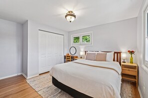 3 bedrooms, in-room safe, iron/ironing board, travel cot