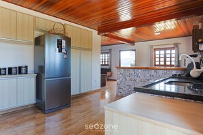 Basic Villa | Interior - Casa 3Q completa c/ Piscina e Churrasq. DOJ0690 (Campos do Jordão)