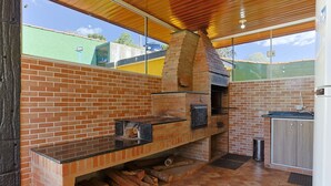 Een keuken met een bakoven, een houten aanrecht en uitzicht op het omliggende landschap.