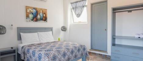 1 chambre, fer et planche à repasser, draps fournis