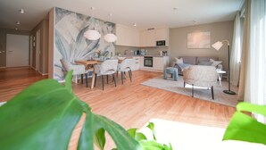 Un espacio habitable moderno con comedor, cocina y zona de estar.