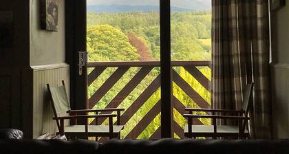 Highland Comfort With Mountain Views