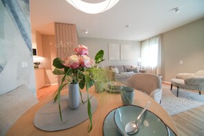 TV - Modern 101-Freiburg Apartment for 4 People with Terrace (Freiburg im Breisgau)