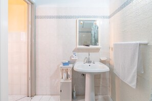 Regadera, secadora de cabello, toallas 