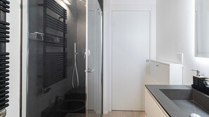 Douche, sĂšche-cheveux, bidet, serviettes fournies