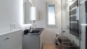Dusche, Haartrockner, Bidet, Handtücher