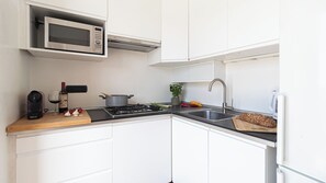 Kühlschrank, Mikrowelle, Ofen, Herdplatte