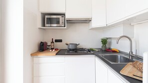 Réfrigérateur, micro-ondes, four, plaque de cuisson