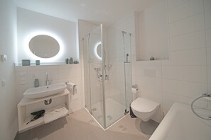 Dusche, kostenlose Toilettenartikel, Haartrockner, Handtücher